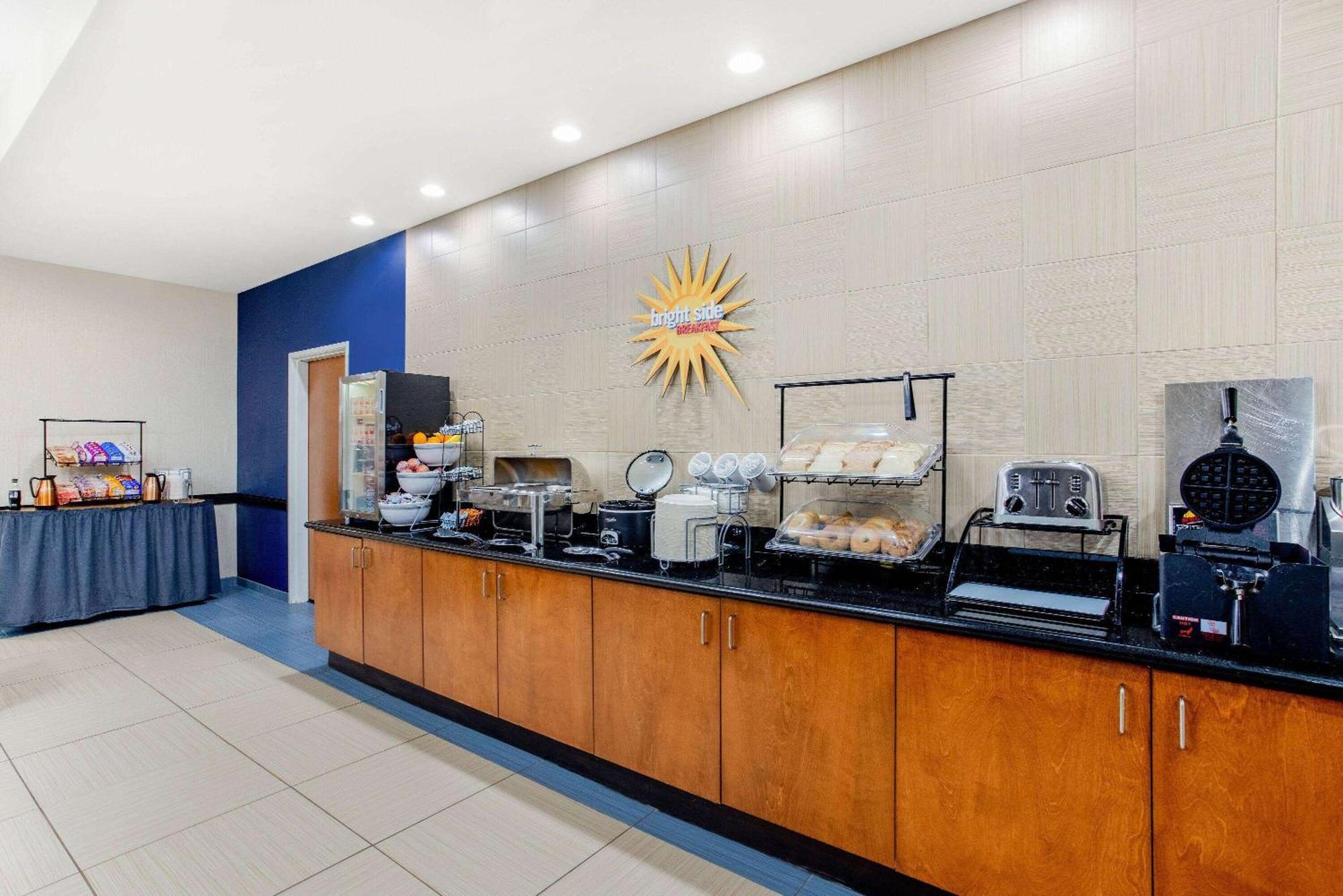 La Quinta By Wyndham Indianapolis Airport Plainfield Hotel Exterior foto